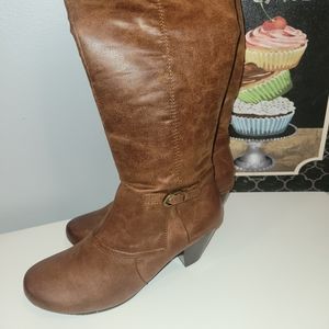 Camel boots by Yuu. Tall boot with buckle on the side.